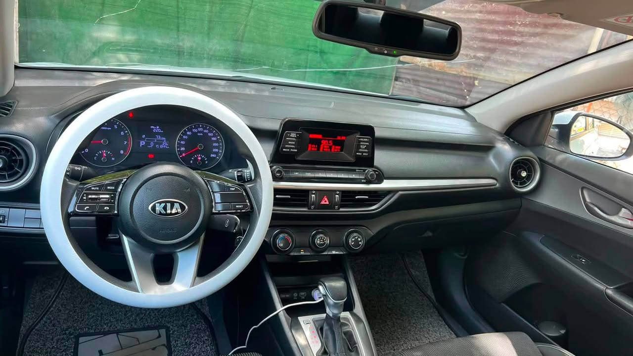 السلام عليكم
سيراتو 2020 اربيل ابيض
محرك 1600 كير AT داخل اسود
محرك والكير مامفتوح على وضع الشركة والصدر على وضع الشركة السيارة جديدة بدون حادث فقط جاملغ امامي نصه صبغ بدون فتح وبدون دواخل اثر طخه خفيفه وبارد موجود سونار 
السعر 135$ وبيهه مجال للشراي
عنواني /بغداد تقاطع درويش
 للتواصل/ ‭***********‬
