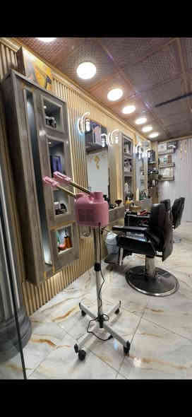 محل حلاقة للبيع او المشاركة جاهز مابي اي نقص الايجار الشهري 350  نصام الايجار كل 3 اشهر  التفاصيل واضحة اضافة بي سبلت انفيرتر وخط مولد ذهبي 
العنوان شارع المواكب مقابيل عماد فاهم ***********
