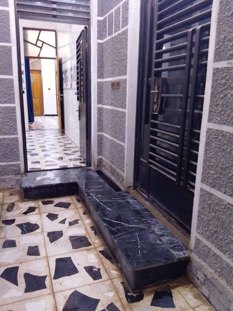 السلام عليكم 
الدار للبيع في منطقه جسر ديالى الكرغولية 
مساحه 180متر 
يتكون الدار من غرفتين نوم + استقبال+هول+ صحيات عدد 2 وحمام واحد+ مطبخ حار +مطبخ بارد 
للتواصل عبر رقم الهاتف 
***********
