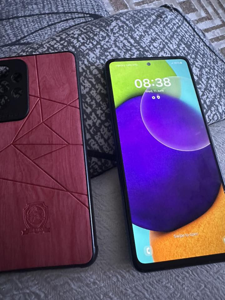 سامسونغ A52 ذاكرة 256 رام8 الجهاز نظيف مكاني المشتل الأتصال عل ***********
