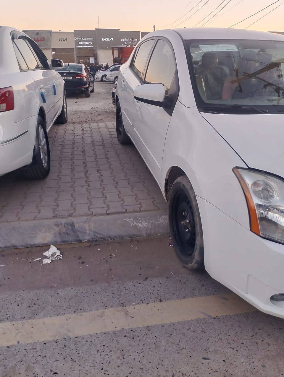 _السلام عليكم سياره نيسان سنترا للبيع موديل 2009 صدر جديد طائره جدد تتفى تبريد شغاله سياره ما ناقص لها برغي رقم اربيل العنوان تكريت القادسيه استفسار على رقم الهات سعر 80 وفيها مجال ***********
