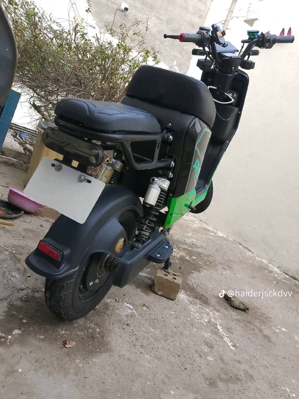 دراجه ار٩ بعدها بجيس صالي شهرين من اشتريتها بمديلها مراوس بانزين وسعرها 460وبيها مجال 