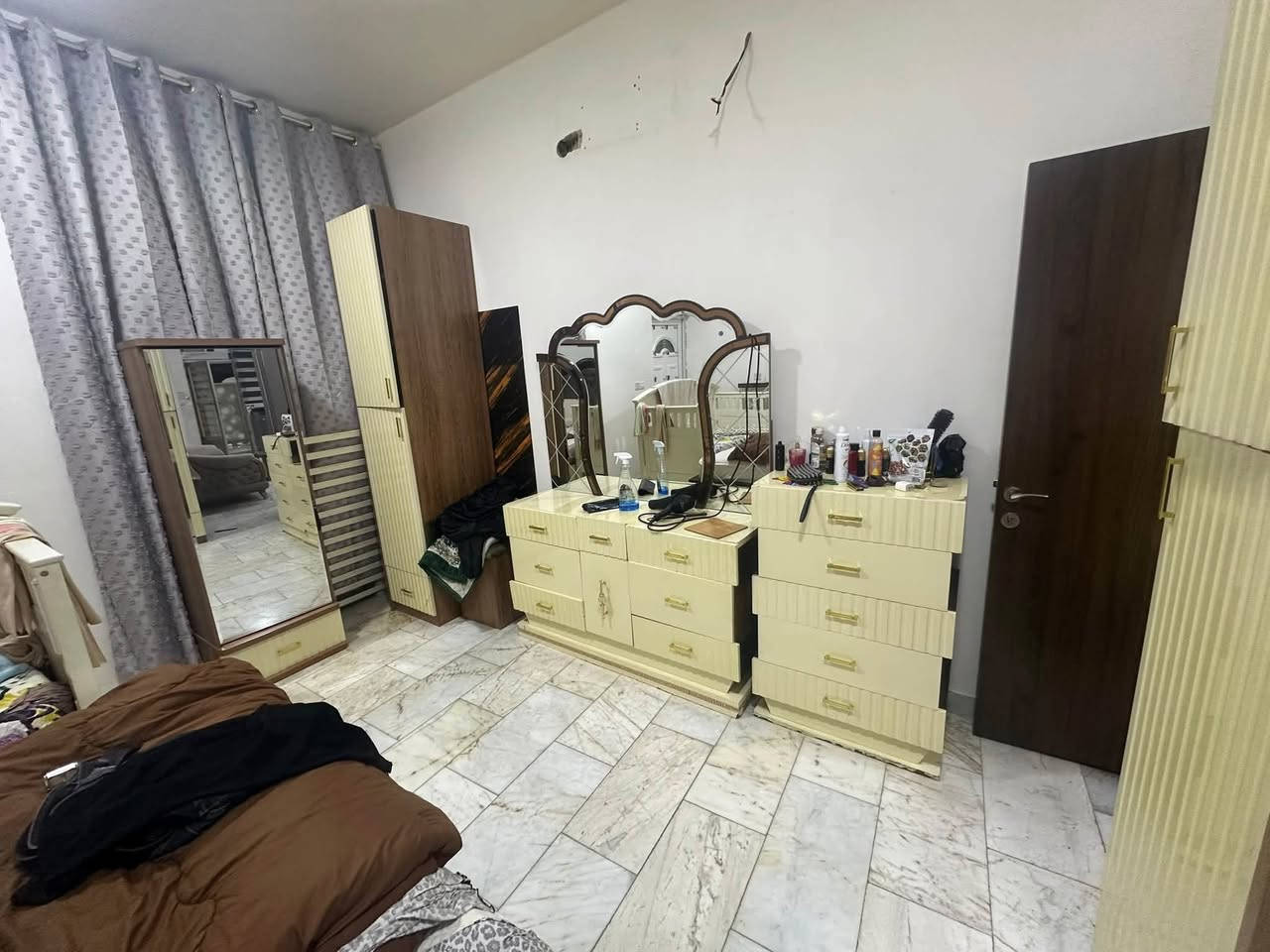 السلام عليكم 
غرفه تركيه متكونه من 10 قطع نضيفه وحلوه ومابي اي ضرر سعره 750 الف مكاني بغداد حي العدل ***********
