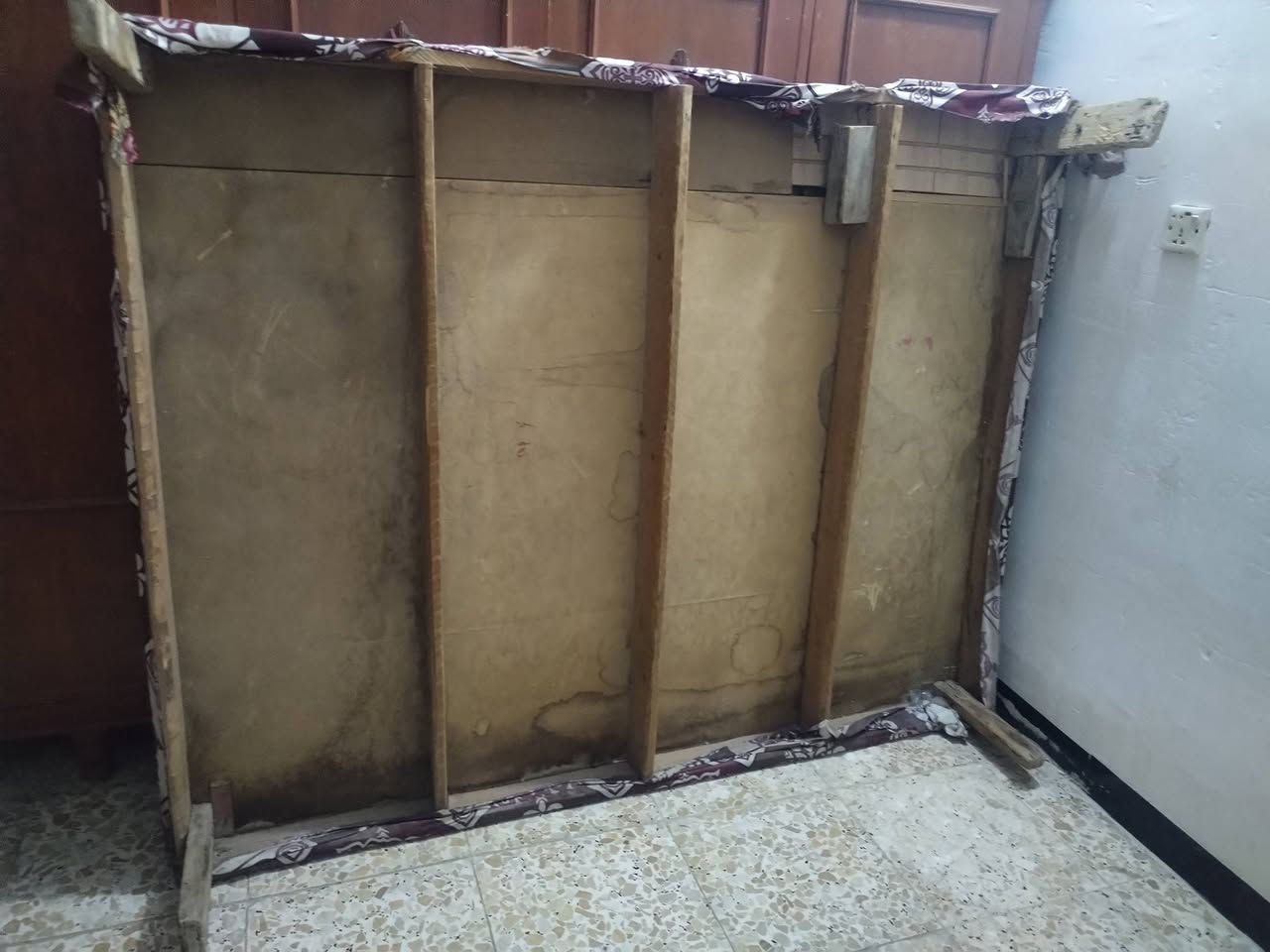 صوميه 
وميز تواليت
للبيع ***********
مكاني طليطله
