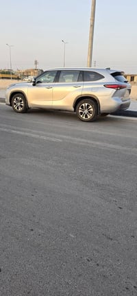 تويوتا هايلاندر ٢٢ امريكي ٦ سلندر ٣ قطع تبريد بصمة ابواب وتشغيل جنطة و...