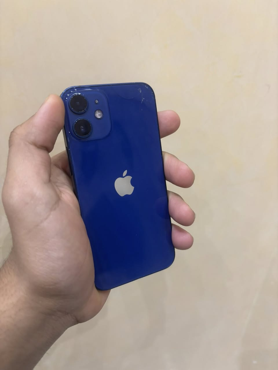 سلام عليكم عندي آيفون 12 مني الجهاز مكفول ذاكرته 64 نموذج M بطارية 77 مكاني بغداد السعررر 210 للاتصال ***********
