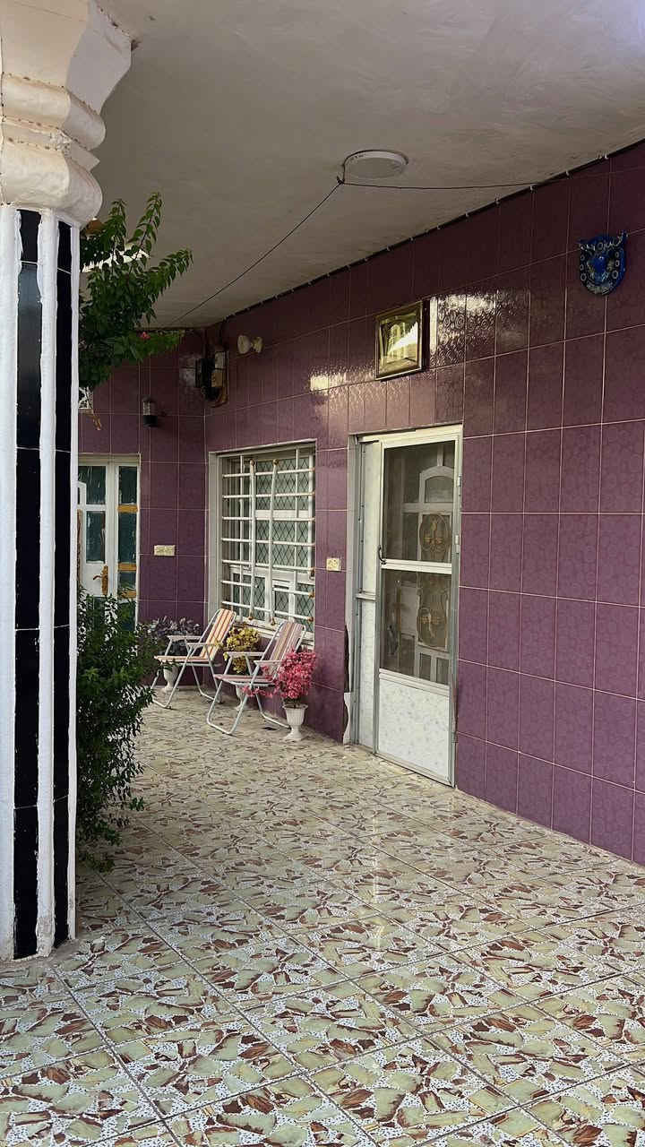 السلام عليكم ورحمه الله وبركاته الدار للبيع في منطقه برنون قرب سيطرة الآثار يقع البيت قرب مدرسه الانتصار مساحه البيت 218واجه البيت 14نزال22 يحتوي البيت كراج سياره حديقه صغيره  غرفتين صاله ستقبال مطبخ مجمع صحيات طابق ثاني غرفه جاهزه مجمع صحيات البيت رزاعي بيت نظيف مرتب جاهز من كل النواحي كلشي مت صرف عليه منظومه كامرات كهرباء ثري فيز ميزانيه جاهزه بيت حلو مرتب بالعافيه ع ياخذه السعر (70مليون) بي مجال قليل اتصال (***********)
