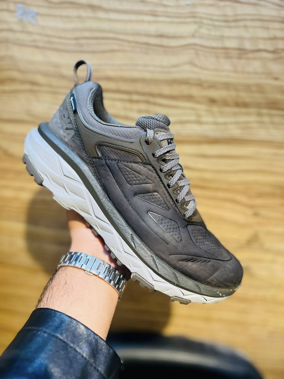 هوكا باله امريكي اصلي 
وتر بروف ضد الماء 
اللون زيتوني
قياس40.5
طول القدم 25.5
النظافه 100.100
توصيل جميع المحافظات 
للحجز واتساب 
***********
