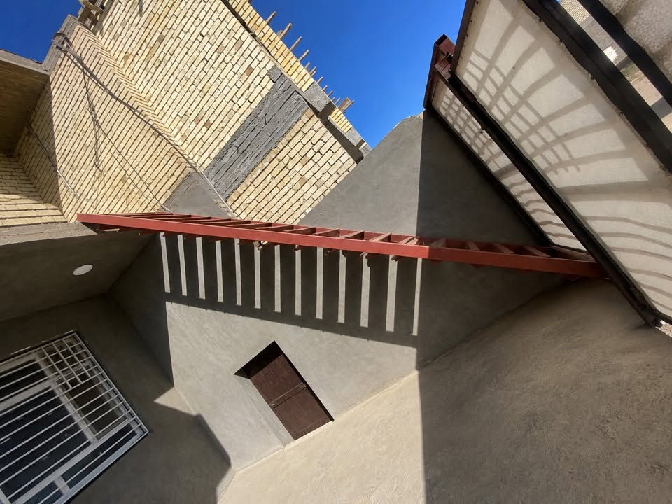 درج حديد نضيف نضيف ماصارله هواي من سويناه 
طول 5 متر ب 400 الف 
***********
العنوان كربلاء
