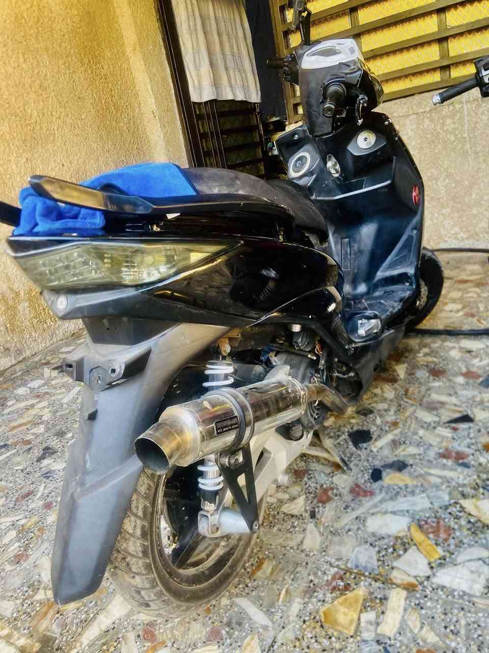 أسلام عليكم سكنس لد للبيع المحرك ممفتوح ودراجه خير من الله وكهربائيات كله شغاله ومداريه دهن امزويل وبانزين محسن نضافه الكفرات 70‎%‎ نقصه جاملغ امامي سعرها 850 وبيه مجال هـ***********
