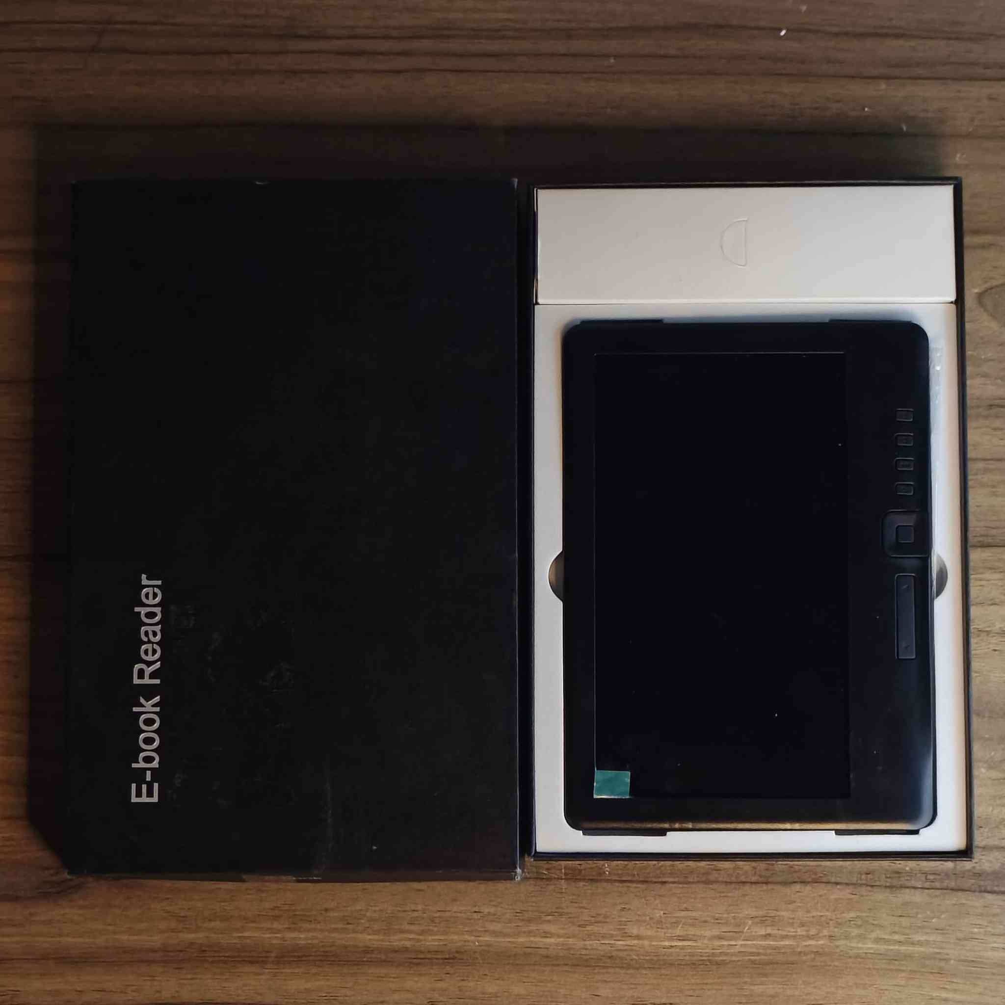 E_book Reader📚قارئ كتب
شاشة ملونة LCD 
يتحمل الآف الكتب 
ذاكرة داخلية 8 كيكا وتكدر تخليله ميموري 
يحتوي على مشغل موسيقى 🎵
مشغل فيديو 
عارض صور 
بيه سماعة داخلية وخارجية 
جديد غير مستخدم اللزكة بالشاشة كامل ملحقات حافظة جلد ولزكة شاشة وسماعات وكيبل شحن 
السعر 70 ألف ✨ 
متوفر توصيل كافة أنحاء العراق


**إذا كنت صاحب هذا الإعلان وتريد حذفه لأي سبب، رجاءا أرسل رسالة إلى الدعم الفني**