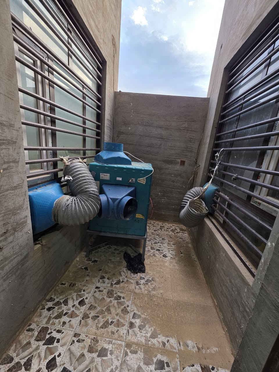 #دار للبيع طابقين جديد ( زيرو)
يتكون من ٤ غرف نوم +مخزن +مطبخ حار بارد
+خطار +صاله + ٣ مجاميع صحية
سقوف ثانوية كتائب حماية للشبابيك ابواب تركي
#مساحة ٢٠٠ متر 
ديوم التوحيد بضهر شارع ٦٠ اتجاه بغداد
-----------------------------------------
#للاستفسار الاتصال 
 ***********
