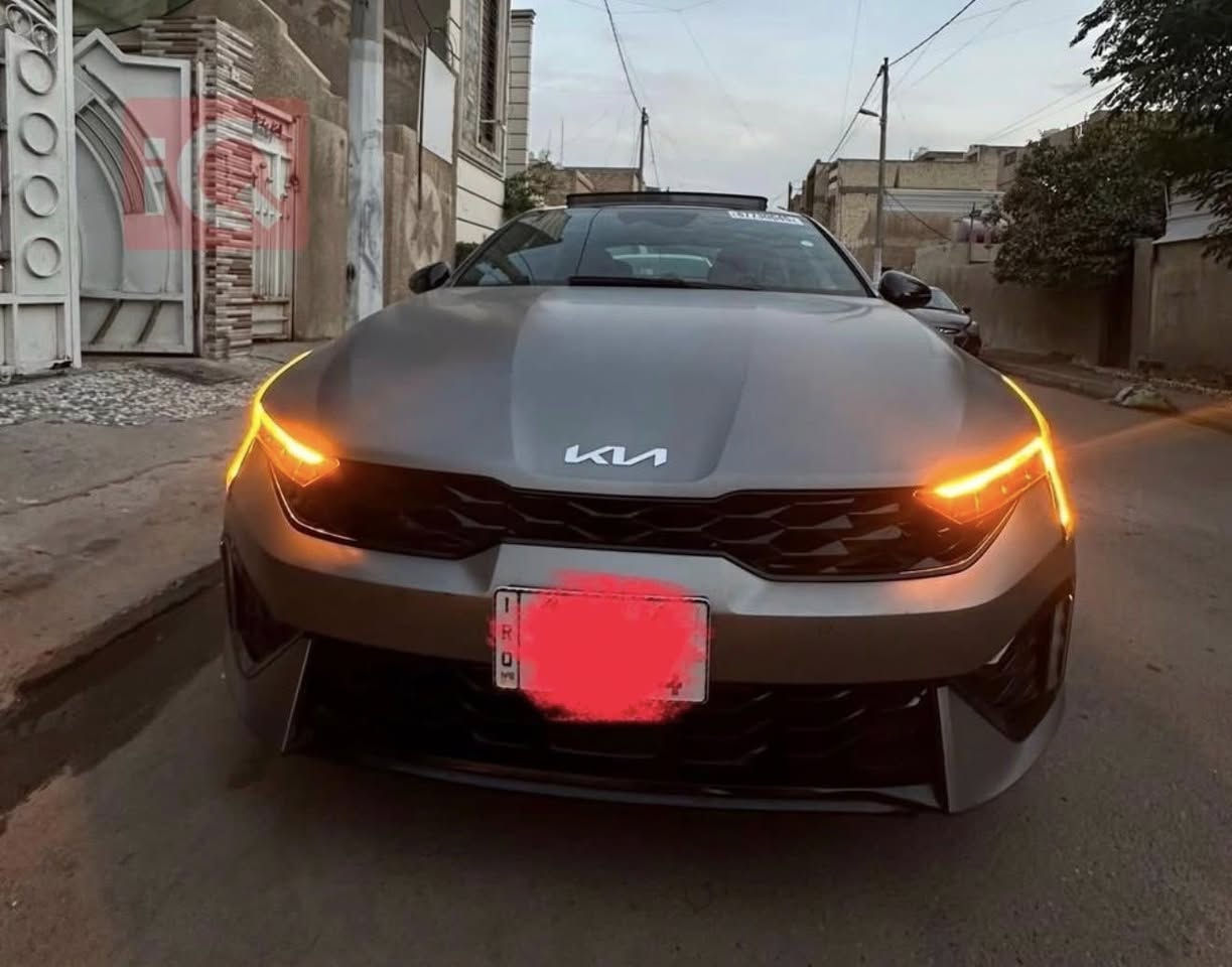سلام عليكم 
K5 2025
جيتي لاين معروفة وارد امريكي لون اسمنتي طافي 
فول موصفات 
كامرات 360 
حساسات 
كشنات تدفئه تبريد 
استيرن تدفئة تبريد
بنراما
تحكم سيترن جهتين 
محرك 2500 رياضي 
وبعد بية هواي موصفات 
حادث قبق جنطة فقط مبدل اصلي 
ماشية 27 
رقم بغداد تحويل مباشر 
سعر 225 وبي مجال 
مكاني بغداد شارع فلسطين

0775 444 3311
