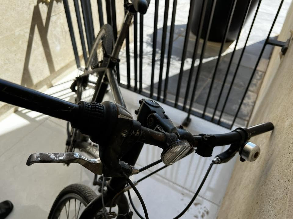 بايسكل. للبيع c700 حجم28 مكاني الكاظمية أبيعه مثل ما اشتريته ب90 كلشي شغال بي ناقصه بس واقيات مال تايرات جاملغ راسل واتساب ***********
