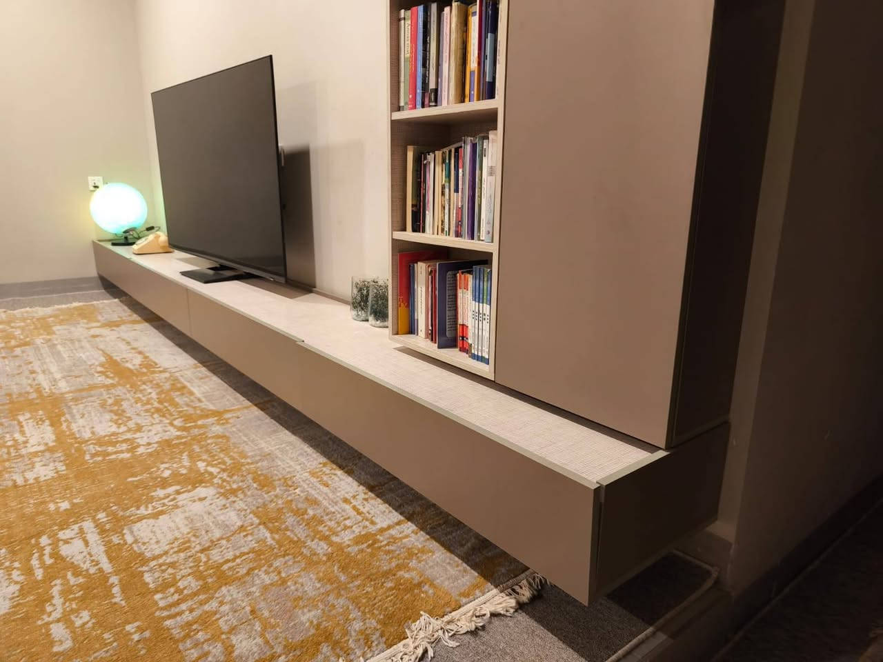 سلام علیکم 
کەوانتەری ئێم دی ئێف بەرزی تا سەقف کامل بەرد لەگەڵ سەلاجەی دوو دەرگای گەورەی ئەصڵی هیتاشی ، هەروەها تەباخ و مڕەشەح 
ئەشیاکان لۆک لۆکن و تازە تازەیە حسابی لۆکی بۆبکە ،
لەگەڵ مێزی تیڤی درێژی چوار مەتر و بەرزی تا سەقف بە موادی ئێم دی ئێف ،
لەگەڵ مێزێ کۆنسۆڵ موادی ئێم دی ئێف ،
کامل 26 وەرەقەی پێدراوە داوای 13 وەرەقەی لێ ئەکەین ،
***********
شوێن سلێمانی 
لەگەڵ ڕێزدا  ...... السليمانية, العراق
