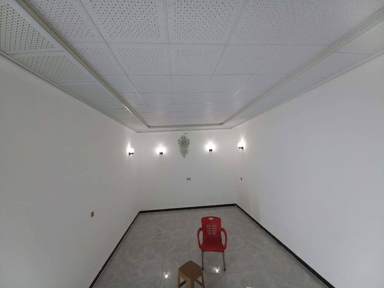 بيت طابقين للبيع منطقة العقود الشارع العام تفاصل البيت الطابق الاول يحتوي على استقبال 7في 4+هول 4في 5+مطبخ 4في 5+صاله+غرفتين نوم+حمام داخلي+صحيات عدد 2/الطابق الثاني غرفتين نوم+حمام داخلي+صاله مفتوحه/المساحه 308م البيت داخل سيراميك مع سقف ثانوي ابواب تركي درجة اولى شبابيك بلاستك الاتصال على هذا الرقم ***********
