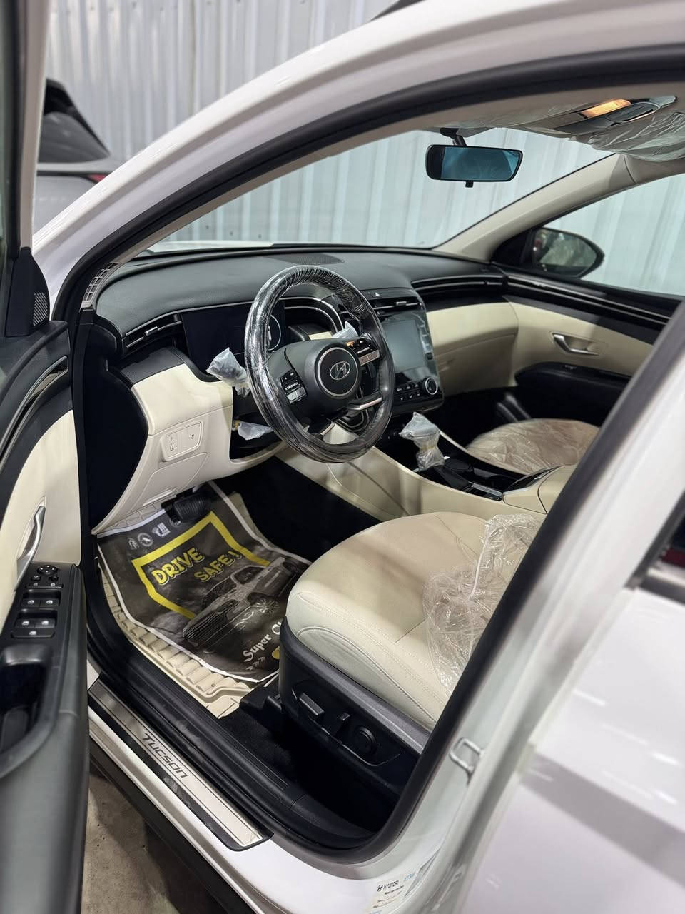 توسان موديل ٢٣ كفاله عامه حته من البارد فول  مواصفات
عدا البنوراما ومعروفه مواصفات التوسان 
السياره بحاله الوكاله ماشيه (١٧) الف 
الرقم (***********)
