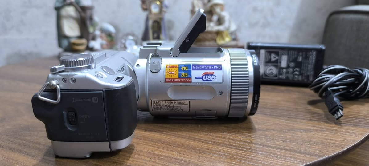 السلام عليكم 
كاميرا ديجيتال 
ماركه SONY 
صناعه ياباني 
زوم متحرك 
شغاله 
بطاريه تفقد شحن 
مع شاحنه 
بدون رام 
السعر 125
التوصيل 5 بغداد 6 باقي المحافظات


**إذا كنت صاحب هذا الإعلان وتريد حذفه لأي سبب، رجاءا أرسل رسالة إلى الدعم الفني**