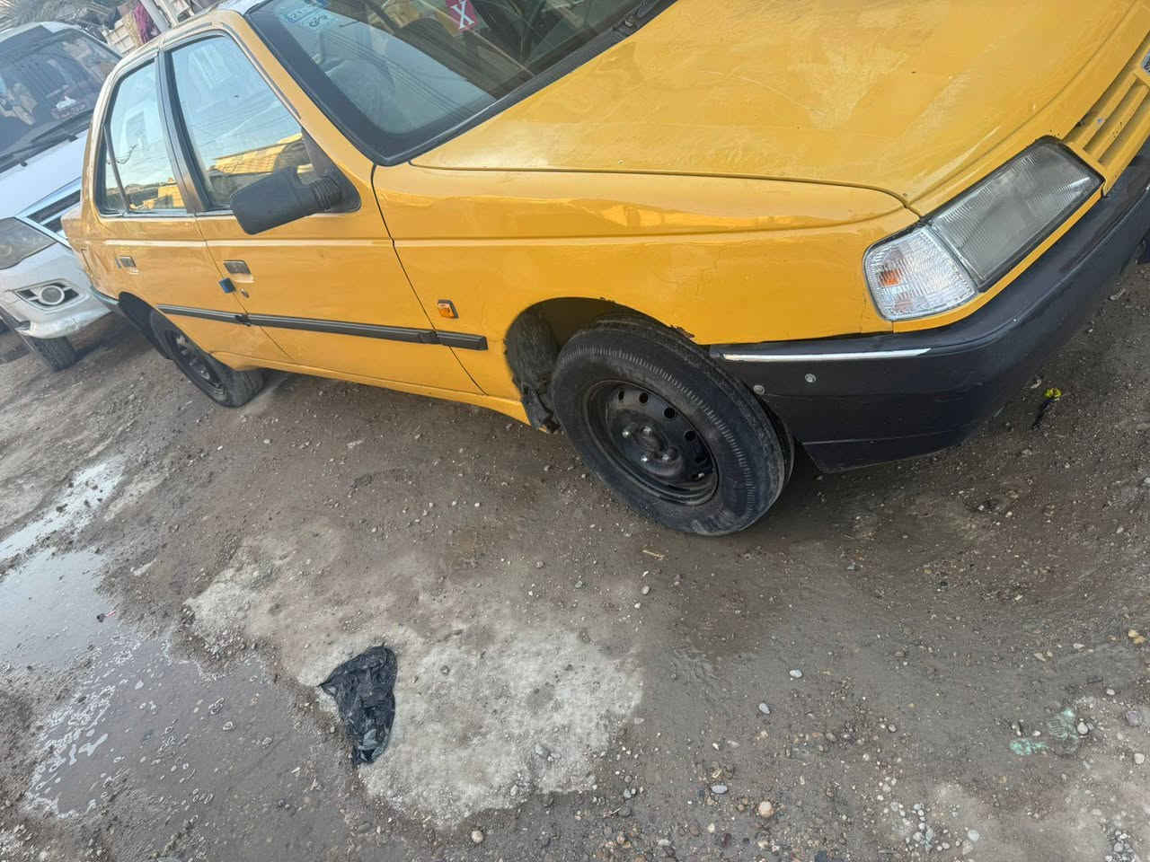 ألسلام عليكم  بيجو روى ٧ كير ومكينه جدد  صدر جديد رقم ألماني بغداد  بسمي تحويل ثاني يوم كهربائيات  كله شغاله
السياره بيه مكانات صبغ بدون ضربه هيئه وغرامات مصفره
مكاني بغداد الغزاليه رقمي***********
