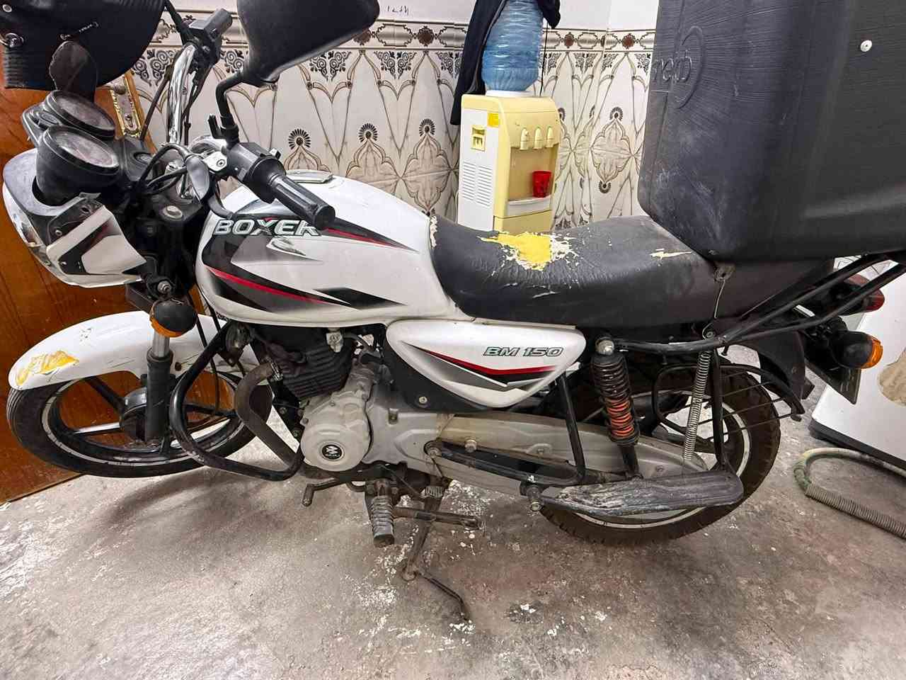 السلام عليكم بوكسر موديل ٢٠ كلاسك مرقم بغداد بسمي تحويل ثاني يوم  مكينة بلادية لا مفتوحة ولا مجفتة جديدة مال بيت ماشية ٢٥ ندعمت ونعوج الشاصي شوية السعر مليون وبيها  مجال مو شراي لا تعلق *********** الخاص مفتوح
