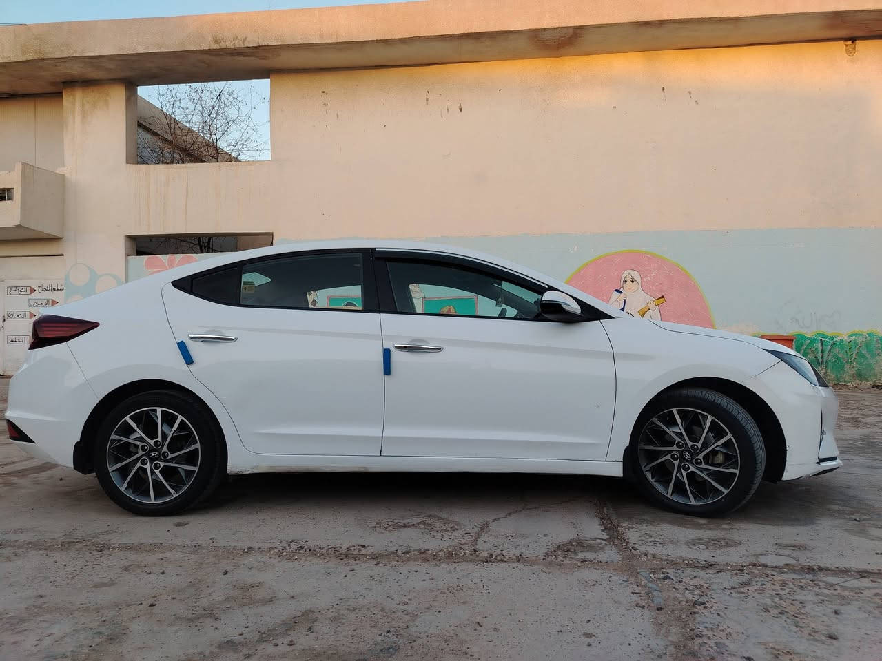 السلام عليكم  
الانترا2020 خليجي ((السعر)) 160 بيها مجال 
رقم بغداد نكليزي بسمي هزه وسنويه جديده لحد 2032
السياره بيها بارد ثنين كلش زغار وبيها حار بل دوسه مال جهه الصدر  تخم تاير جديد +دوشمه جلد كير AT كير محرك كفاله عامه صدر امامي خلفي كامل 
فول مواصفات واحد ع واحد 
مواصفات 
محرك 2000
بصمه تشغيل 
بصمه ابواب 
فتحه سلايت 
شاشه كامره

  اتصال على الرقم ***********
*********** مكان السياره بغداد محموديه
