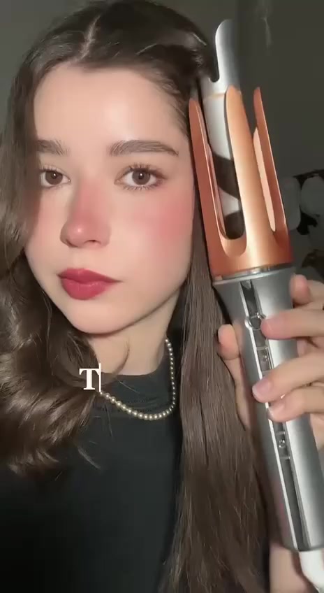 ✨ جهاز It-Curl من SHEGLAM HAIR ✨
بنات شنو بعد أحچي عن هالقطعة السحرية 😍🔥
تعبج ويا لف الشعر خلص! هذا الجهاز يجعد الشعر بثواني بدون عناء، بس لمسة وحدة وهو يلف الخصله ويطيج تموج مرتب وناعم كأنه طالع من صالون 💁🏻‍♀️💗

مايأذي الشعر، لأن بيه طبقة تحمي من الحرارة، وحتى التموجات تبقى ثابتة طول اليوم 👏🏻
يناسب كل أنواع الشعر، القصير والطويل، وحتى لو بعدج مبتدئة راح تحبينه لأن كلشي بيه بسيط وسهل 🩷

تقدرين تختارين نوع اللف (يمين أو يسار)، وتتحكمين بدرجة الحرارة حسب نوع شعرك 🌸
يعني بكل اختصار: جمالك صار بيدج 💅🏻

جربيه وشوفي بنفسج شلون يغير لوكج بثواني 😍
#SHEGLAM_HAIR #ItCurl #جهاز_تجعيد_الشعر #ستايلج_بلمسة


**إذا كنت صاحب هذا الإعلان وتريد حذفه لأي سبب، رجاءا أرسل رسالة إلى الدعم الفني**