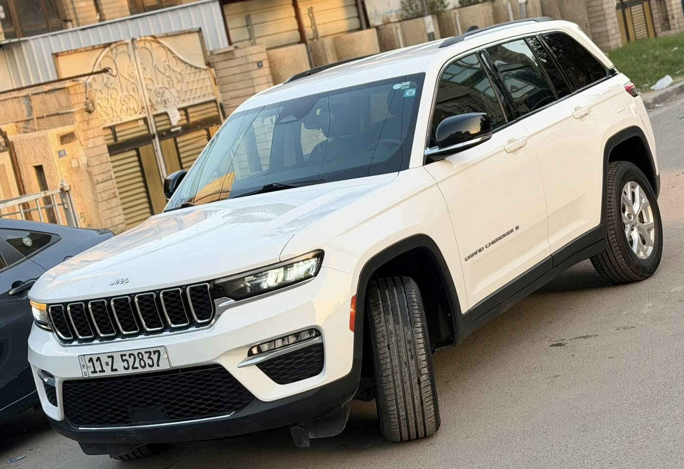 السلام عليكم عندي جيب ٢٠٢٣ رقم بغداد الدولي جديد سنويه وأرقام وهزه كله جديد بسمي تحويل ثاني يوم سياره جديده بمعنى الكلمه بوضع الشركه كلين تايتل كفاله عامه من الصبخ والضربه كلشي جديده وعلى ايدي فووول مواصفات عدى الفتحه فقط 
بصمه تشغيل + بصمه ابواب 
شاشه 
كامره 
جنطه كهرباء 
كشنات جلد 
رادار جانبي 
كشنات خزن ميموري 
تحكمات 
تدفئه تبريد بل كراسي 
تبريد قطعتين 
٦ سلندر 
مودات قياده
كشنات كهرباء 
تشغيل عن بعد 
وبعد بيها هوايه مواصفات ممذكوره 
سياره جديده ومابيها نقص 
مكان السياره بغداد
عارضها ب ٣٢٥ وبيها مجال للشراي 
وهذا رقمي 
***********
