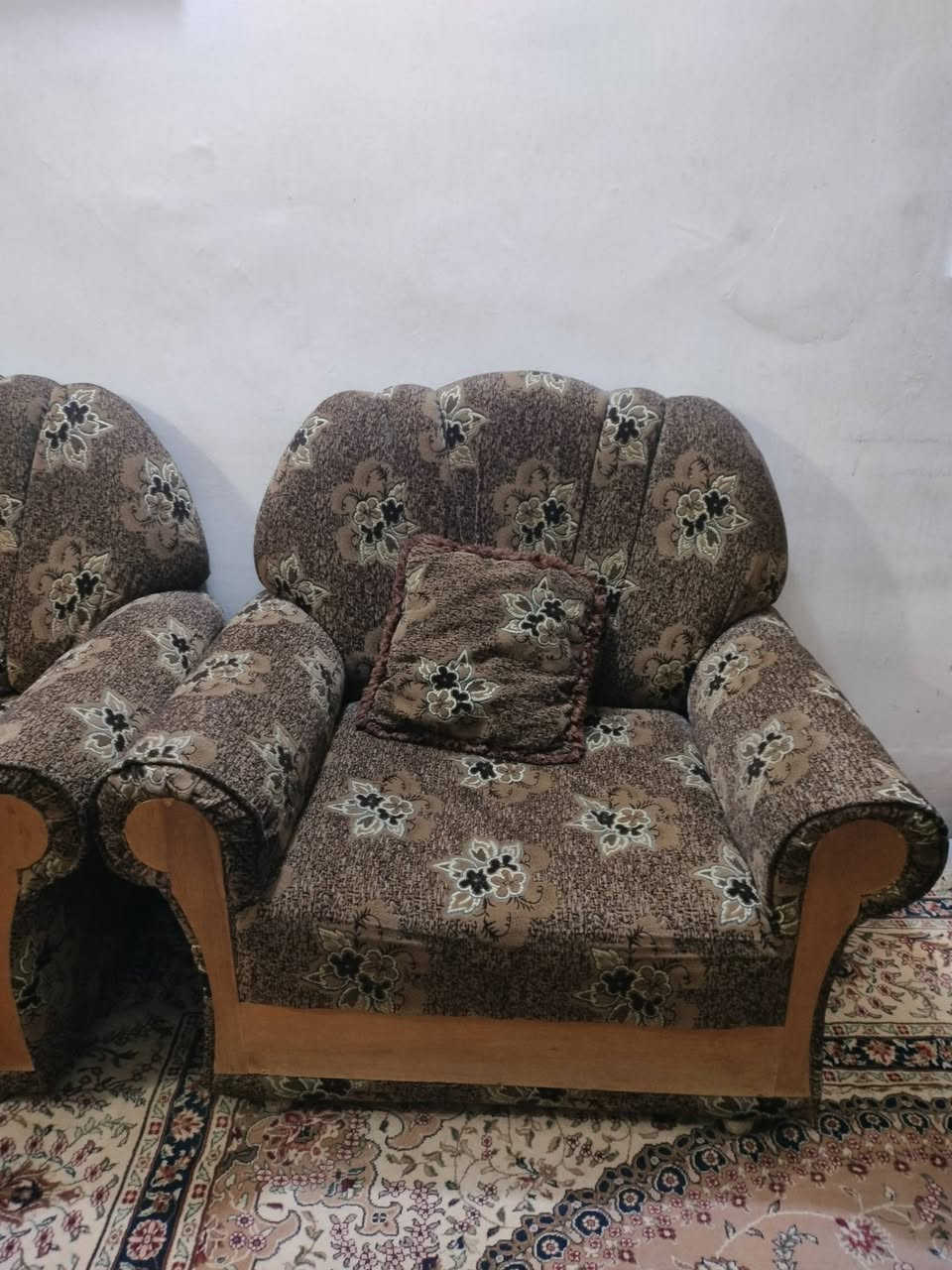 نص تخم قنفات مكون من عدد 1 كبير و2 صغير مع ميز تلفاز زجاجي
اكتب سعرك وان شاء الله نوصل لأتفاق يرضي الطرفين 
للتواصل:
***********
