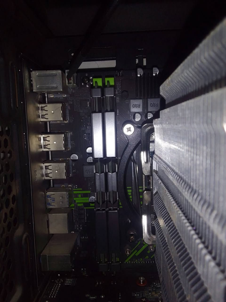 السلام عليكم عيوني عندي بي سي جمعتھ على ايدي اريد ابيعھ وھاي الاسعار 👇
اذا تشتري كامل انزل من السعر 
شاشھ 

Dell 60Hz 
سعر 50 الف معا التوصيل مستخدم قليل

كرت

 gt730 4gb 
سعر 40 معا التوصيل جديد بس باكيتھ ضايع 

مبرد ومعالج وبورد 
مبرد غازي
بورد X99 PR9 
معالج E5-2650v3 
سعر 60 معا التوصيل 

رامات 

DDR4 PZG 2666 قطعتين 
سعر 70 معا التوصيل
 
كرت وايفاي وبلوتوث 

سعر 20 معا التوصيل جديد بدون كارتون

بور سبلاي 

GALAX GAME-PC  650WAT 
سعر 60 معا التوصيل استخدام شھرين

ھارد 128gb ssd  + ھارد ساتا 500gb HDD معا الكيبل
بسعر 55 معا التوصيل بدون كارتونھ 

كيس معا 2 fan rgd سعر 30 معا التوصيل 
  
اغلب القطع وياھا كراتين 
وسعرھن كامل 380 معا التوصيل وبيھ مجال للشراي فقط


**إذا كنت صاحب هذا الإعلان وتريد حذفه لأي سبب، رجاءا أرسل رسالة إلى الدعم الفني**