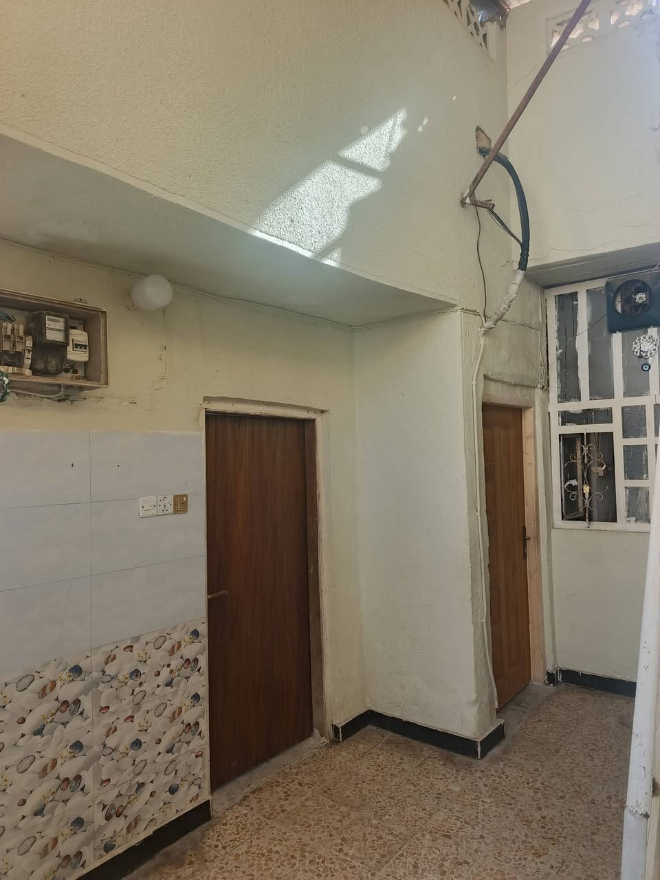 سلام عليكم  بيت للبيع المساحة 73 متر واقع حال ملك صرف في بغداد الشعلة قطاع السابع قرب بانزين خانه يحتوي على غرفة نوم واستقبال ومطبخ وحمام ومخزن في السطح طابق واحد الاستفسار ***********.. ***********
