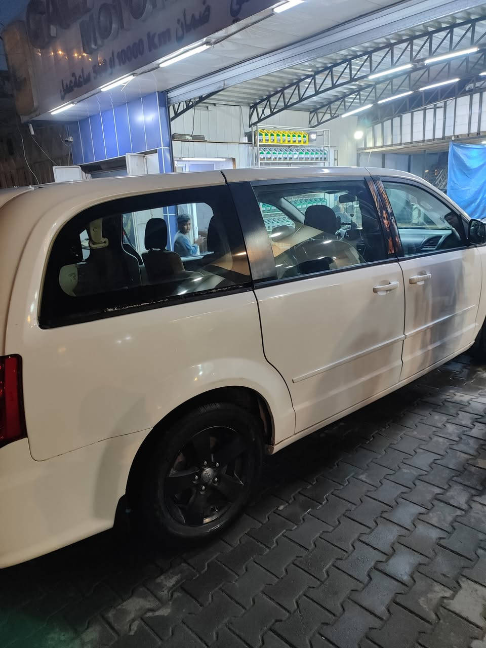 السلام عليكم
دوج كرفان موديل 13 رقم مثنى اجرة كير ومحرك جديدات شادهن سنويه باسمي لل29 سياره باسمي يعني ثاني يوم احولك مصبوغه عام لغرض تبديل الرقم حداديه 60,٪ تبريد تدفئه كله شغال دوشمه وكاعيه جديد   باقي التفاصيل اسالني وجاوبك واني حاضر ،، السعر 110 وبيها مجال للطيبين  ***********
