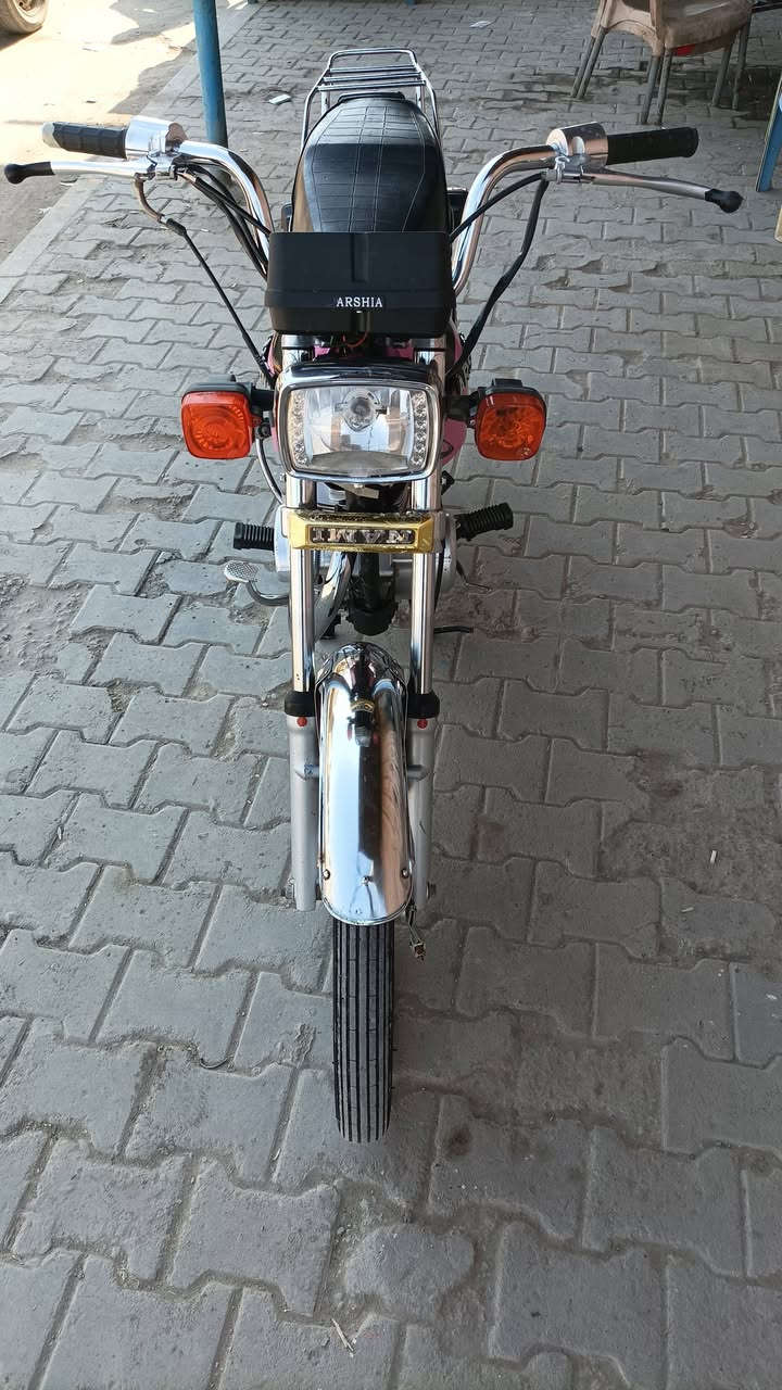 سلام عليكم درجه للبيع ارشة موديل 2015 ومعمره تعميره موديل 2023 مكينه مال نامه اوراق  اصوليه تخم كهربايت كله شغال تيرات جدد وياله جدد مكينه مامفتوحه خير من الله والنضافه شرط نفس الصور مكانهه الديوانية الشراي يتصل ويدلل ***********
