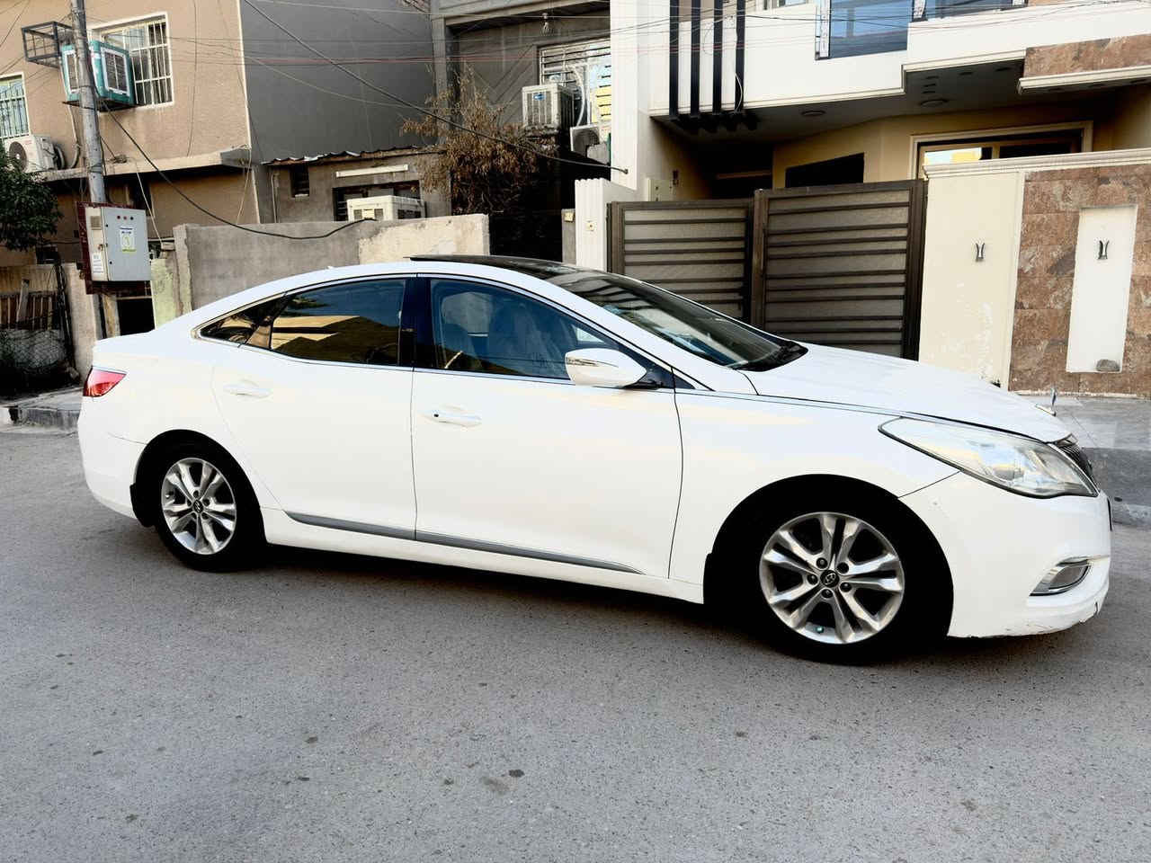 هونداي ازيرا 2014 خليجي
محرك V6
رقم بغداد انكليزي وباسمي
هزه جديدة
حساسات خلفية
مري شفط
تحكم ستيرن جهتين
اشاير بالمري

بلوتوث + Aux + USB

بانوراما
كشنات جلد
كشنات امامية كهرباء
تبريد قطعتين
3 بردات

بيها صبغ بين الباب والجامع قليل وباب كيلر بدون دواخل
السعر 120وبيها مجال
العنوان بغداد الدورة

للاتصال: ‭0772 454 6915
