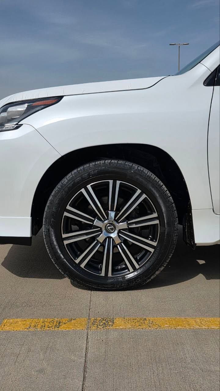 🚗 للبيع لكزس 2017 فل كامل Super Sport Plus
سيارة فخمة ونظيفة جداً، جاهزة للاستخدام وما تحتاج أي مصروف.

المواصفات:
 • محرك V8 سعة 5.7 لتر قوي
 • قير أوتوماتيك 8 سرعات
 • دبل (دفع رباعي)
 • رنقات سبورت قياس 21
 • فتحة سقف
 • ليتات LED
 • كاميرات 360 درجة
 • حساسات أمامية وخلفية
 • جلد فاخر
 • مقاعد كهرباء مع تبريد وتدفئة
 • شاشة كبيرة + نظام ملاحة
 • نظام صوت فاخر Mark Levinson
 • شاشات خلفية للركاب
 • تشغيل بصمة
 • رادار ومثبت سرعة

🔥 السيارة فل كامل أعلى فئة Super Sport Plus
📍 الموقع: أربيل 

📞 للاستفسار:
***********

قناة تليكرام 

https://t.me/Noor_almarifa
