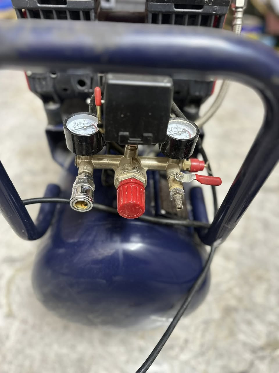 للبيع مستعمل نظيف شغال 100 % اي نقص مابي
دبل بستم 
كاتم 
فتحتين هواء 
ماركة makute
50 لتر 
سعر 325 الف
***********
