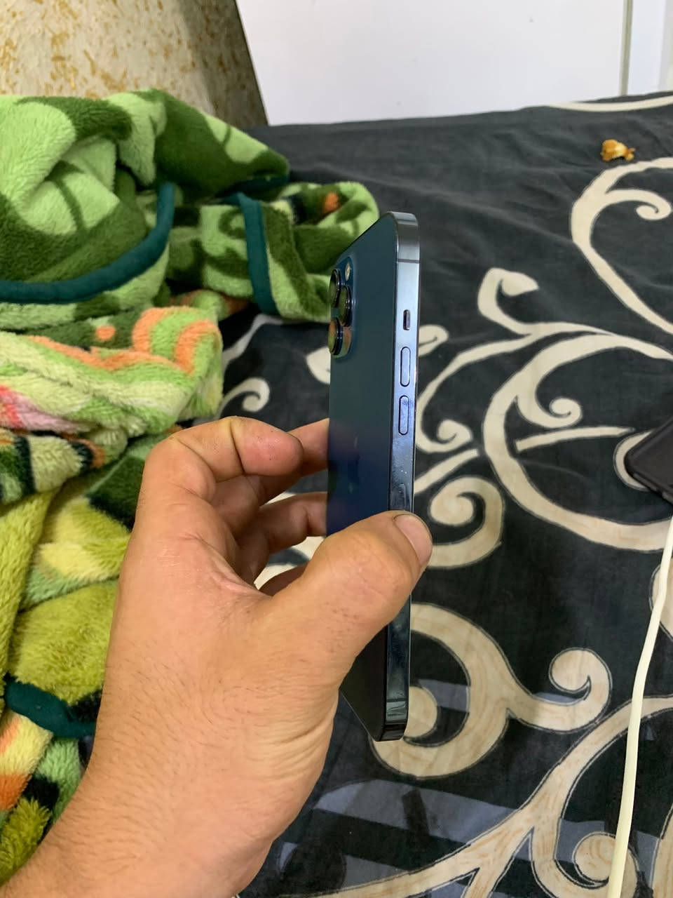 سلام عليكم جهاز 12برو ماكس ذاكره 256مبدل بطاريه فقط والبصمه الوجه بيها مشكله  نضيف الشاصي والكامره والضهر شخط مابي سعره 370قفل  عنوان بغداد البياع ***********
