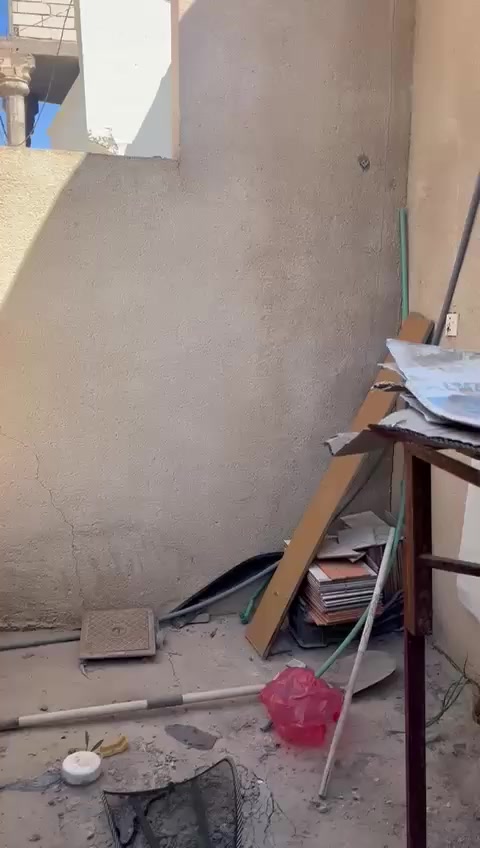 يوجد لدينا بيت للايجار 
مساحته ١٠٠ متر  طابق واحد يحتوي على غرفه استقبال وصاله ومطبخ 
موقعه خلف جامعه الصفوه
ايجاره ٣٠٠ بالشهر
للاستفسار الاتصال على الرقم التالي ***********
