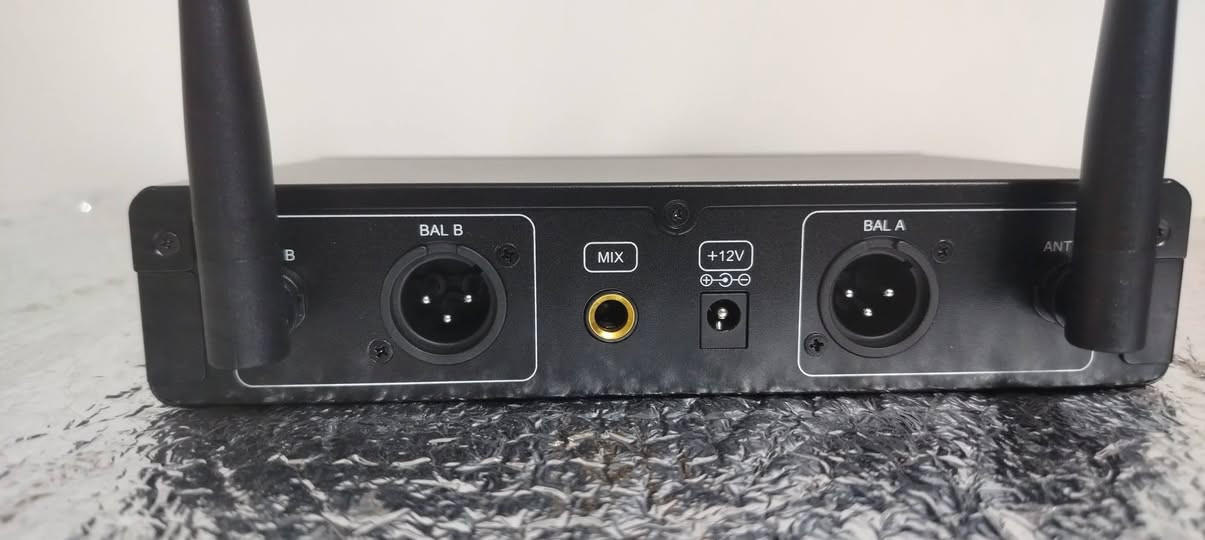 السلام عليكم ورحمة الله وبركاتة خدام الحسين مايك لاسلكي باله جديد بكارتونته وجيسه مامستعمل دبل يده المايكات حديد ثقيل موبلاستك الرسيفر كذالك حديد ثقيل مده حقيقي100متر اي استفسار هذه رقمي *********** اخوكم وخادمكم ملا عصام الكربلائي
