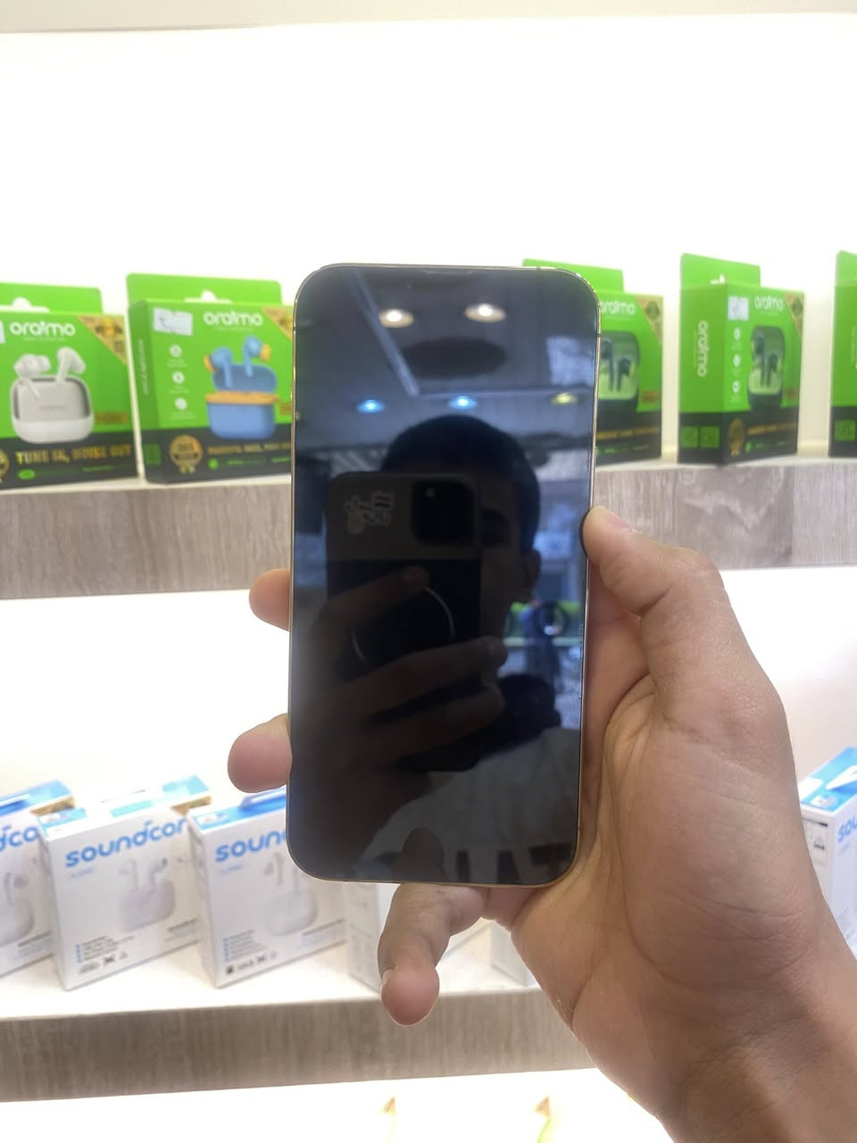 16 Pro Max 
ذاكرة 256
البطارية 92
مشحون 386
جهاز شخط ما بي 
الملحقات كيبل شحن وكارتونة 
للاستفسار 📱***********
الموقع السيدية الشارع التجاري مقابل أسواق حمص
