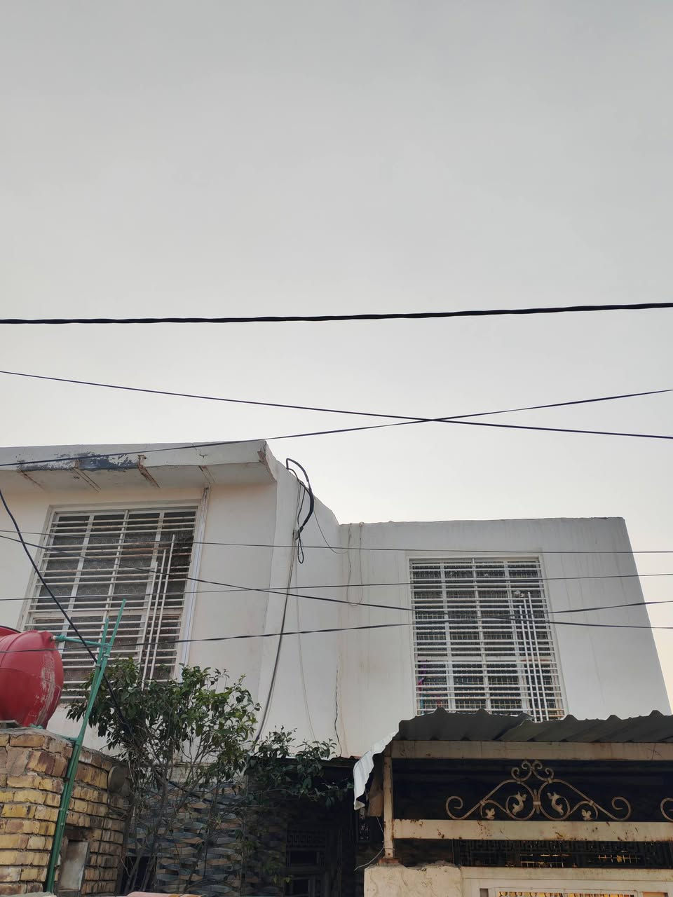 بيت في حي الفرات طابقين  قرب السنبلة مقابيلة متنزه مساحتة 200
البيت نازل عن الشارع
السعر 155 وبي مجال
***********
