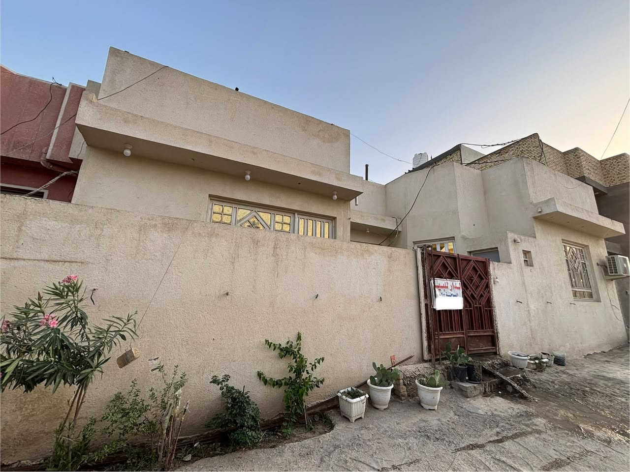 بيت للبيع الناصرية جوه الجسر السريع
البيت مرتب مساحة 200مواجهية16 نزال12ونص على شارعين 6م
الطابق الاول غرفتين وصاله وحمامات ومناور 2ومطبخ حار وبارد واستقبال جبير وحديقة 
الطابق الثاني:غرفة وحمام كاملات صب كونكريت وغرفه وحمام عگاده عوزهن تشتطيب 
البيت كلش حلو وبنائه جديد ونظيف للاستفسار :
***********
***********
