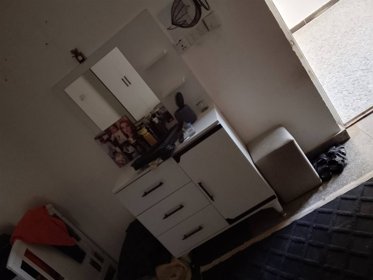 غرفه نوم ٦ قطع جديده
ماخذتها صار ٨  اشهر اي خلل مابيها ولا اضرار 
تتكون من 
كنتور 
ميز مرايا 
كومدي ٢
جربايه 
طابوريه 
مكلوبه الغرفه لان دحول اغراضي يعني المشتري يجي يشوفها مشدوده يفتحها وياخذها 
اريدها ب٦٥٠  وبيها مجال


**إذا كنت صاحب هذا الإعلان وتريد حذفه لأي سبب، رجاءا أرسل رسالة إلى الدعم الفني**