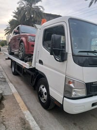 سيارة كرين للتحميل والنقل، مثالية لنقل السيارات والمعدات الثقيلة. الكر...