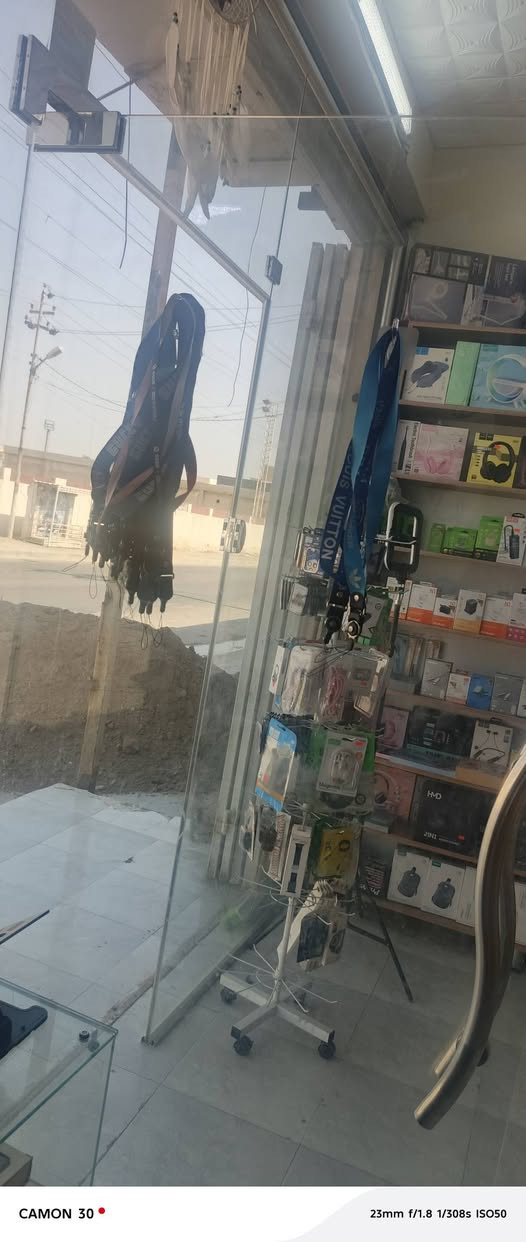 السلام عليكم  محل مبايلات كامل للبيع يحتوي على فاترينات عدد ٤ وميز صيانة عدد١ وميز كاشير عدد ٢ وميز جام عدد١
مع فاترينات تعليك عدد ٢  معة محلقاتهم كاملة ومجهز من المسواك كامل محل شغلة حلو  وشارع فقط انتة بي محل مبايلا ما يمك شخص الوحيد انتة بشارع يعني المنطقة كلهة. عليك سبب البيع التزام بعمل ثاني وعدم تفرغي  لاستفسار الاتصال علة هاذ رقم ***********
موقع المكان حي الحسين القديم شارع مركز شباب والرياضة مقابيل سياج مال ساحة الطوبة السعر خاص تعرفة اتصل واكلك بسعر
