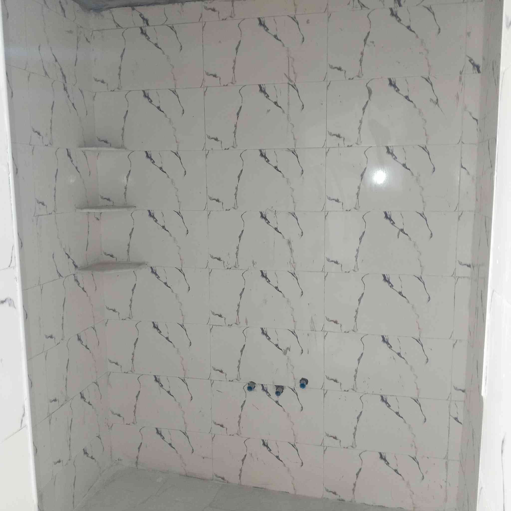 بيت جديد للبيع على طريق السنيه مساحة 230 م بناء 2غرف وصاله مطبخ واستقبال وحمام طارمه حلوه تفاصيل أكثر على رقم ***********
