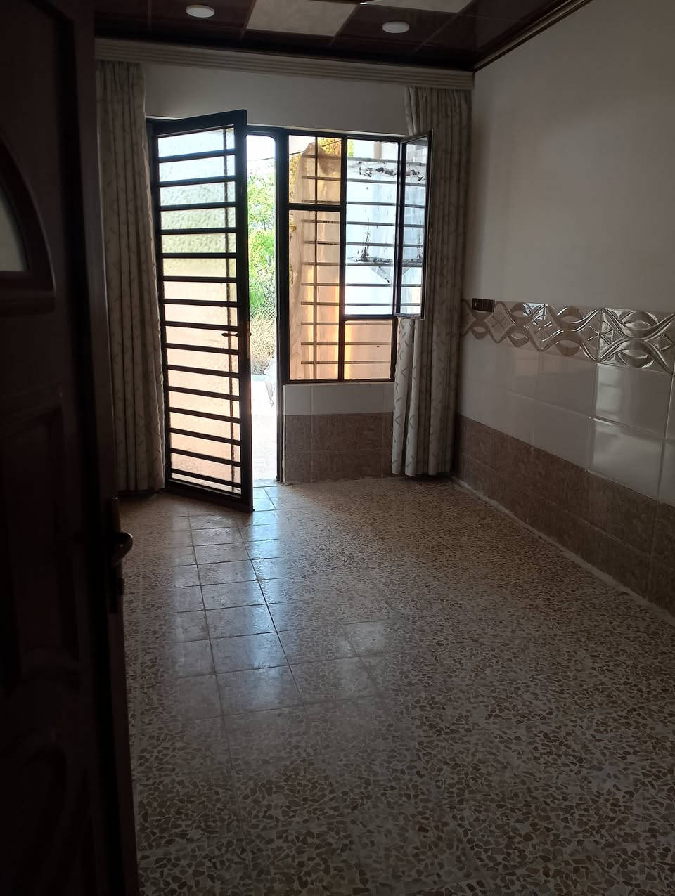 السلام عليكم يتوفر بيت ايجار في حي السماح الاسياسين الارضي غرفه هول صحيات مطبخ وستقبال بناء 🏢 حديث فول الثاني غرفه هول التواصل مع مكتب صفوان السنجاري شقق الخظراء او على الارقام التالى ***********اسيا ***********
