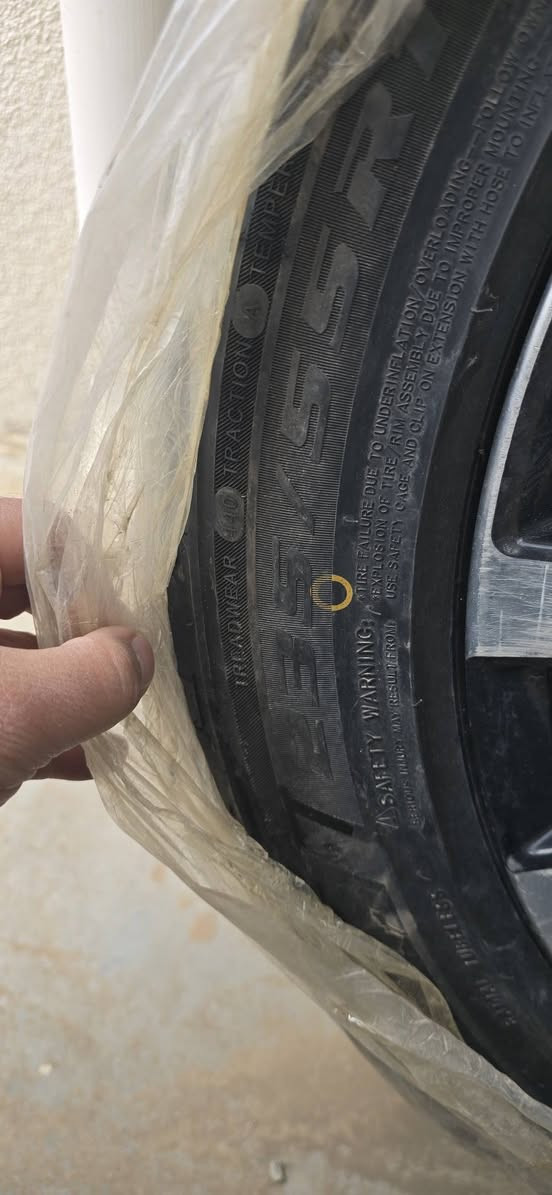 ويل وتاير لوك جديد
235/55/R19 
منازل جوة سيارة 
اذا شراي اتصل 
سعرة مو اقل من 150 دولار 
اني ابيع  100 دولار بدون عملة 
للستفسار 
***********
