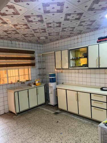 الطابق الأول  للايجار معزول عن الطابق الثاني غرفتين +
واستقبال+هول+مطبخ+مشتملات:***********
