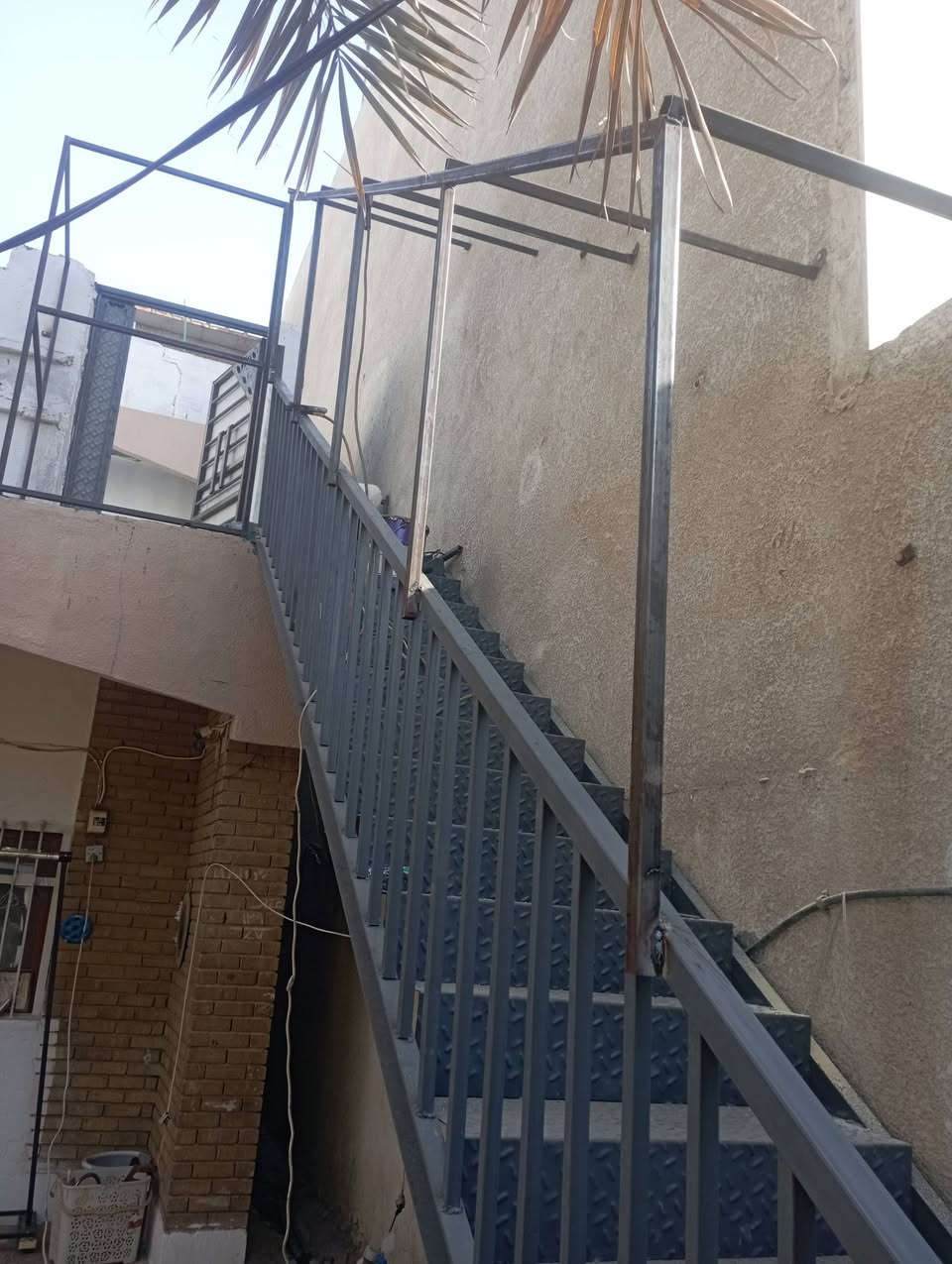 #حداد_متنقل_داخل_البصره
كافة انواع #اللحام
عندك باب طايح او شباك
تفصال بيبان
تفصال قمريه كذالك 
كل ما يخص الحداده
***********
