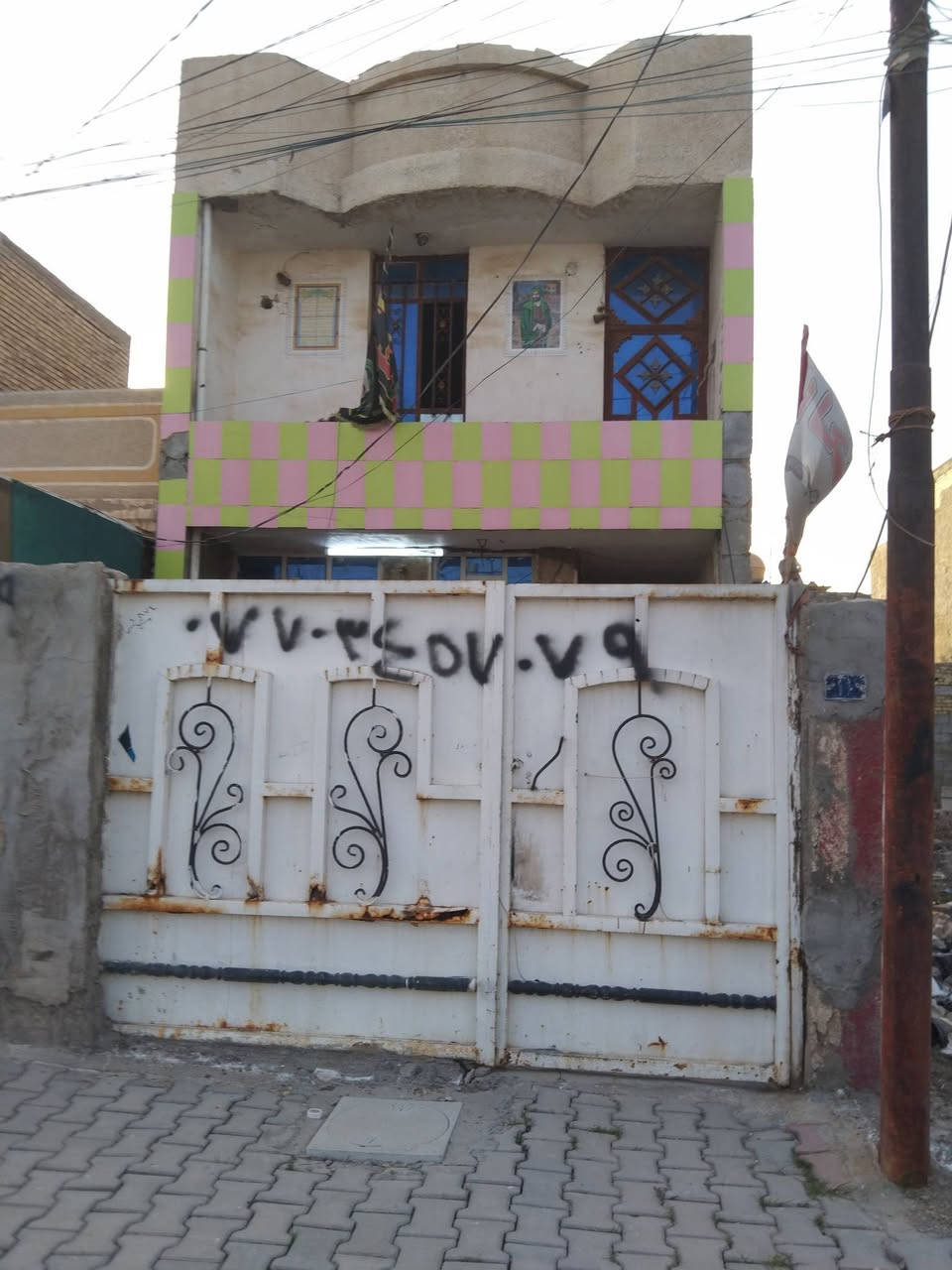 بيت قاطين للبيع فارغ مساحه 100 متر سكلات شارع الشبكه قريب على شارع العام اكباله ساحه رقم الهاتف 
***********
